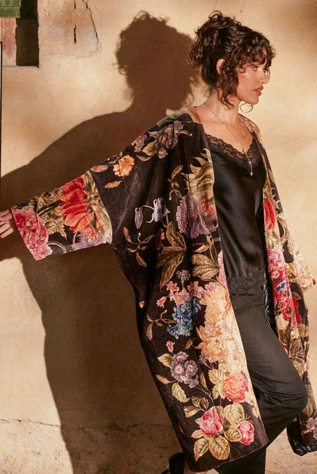 Velvet Grande Kimono Primula Black s-amettitakki mallin päällä