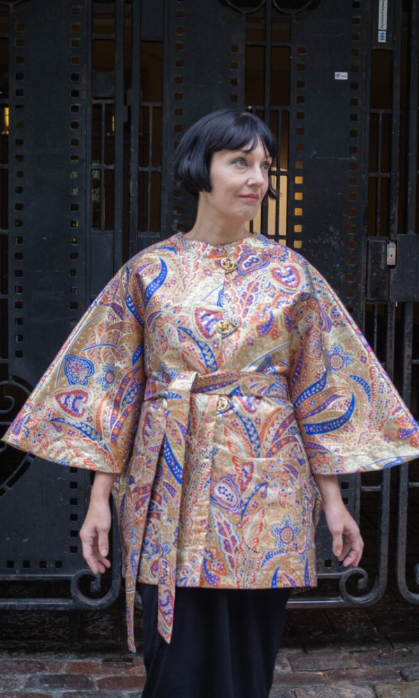 Kultainen Pelerine pelleriini viittatakki, suomalainen design, ylellinen ja ajaton tyyli