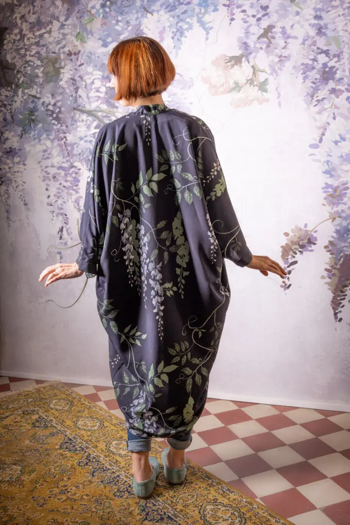 Vintagetyylinen tummansininen evening coat kukkakuosilla Strange Magic verkkokaupasta, yhdistää klassisen eleganssin ja ainutlaatuisen designin. Cocoon malli