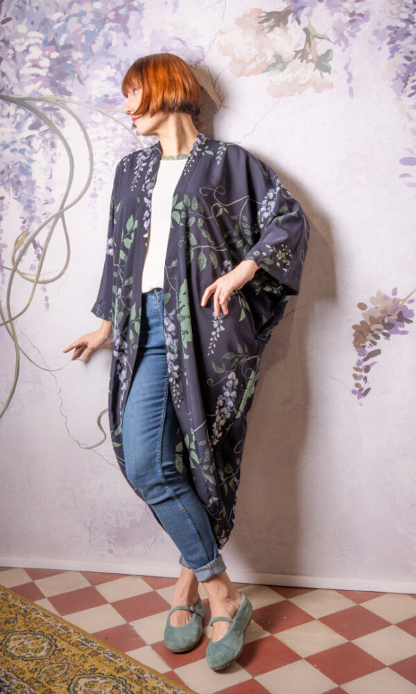Vintagetyylinen tummansininen evening coat kukkakuosilla Strange Magic verkkokaupasta, yhdistää klassisen eleganssin ja ainutlaatuisen designin. Cocoon-malli.