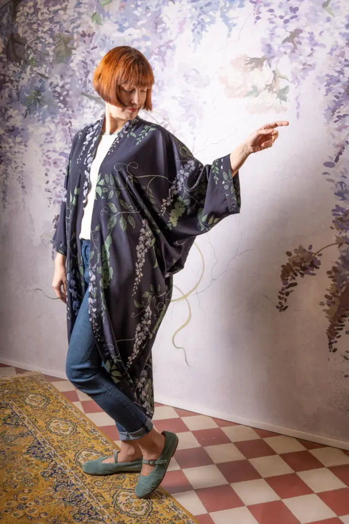 Vintagetyylinen tummansininen evening coat kukkakuosilla Strange Magic verkkokaupasta, yhdistää klassisen eleganssin ja ainutlaatuisen designin. Cocoon-malli.