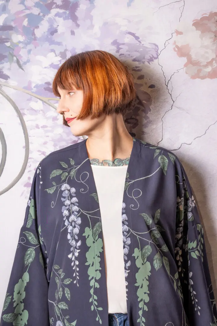 Vintagetyylinen tummansininen evening coat kukkakuosilla Strange Magic verkkokaupasta, yhdistää klassisen eleganssin ja ainutlaatuisen designin. Takissa on vyö
